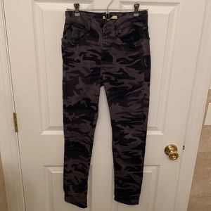 Levi’s high rise skinny black camo jeans